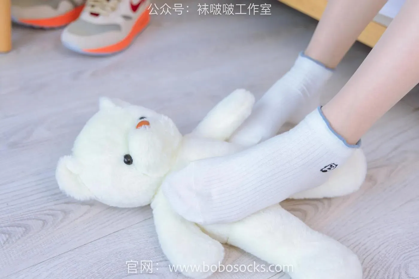 [BoBoSocks袜啵啵]NO.118 稚予-运动鞋、白棉袜、肉丝、踩小熊玩偶 [140P]插图1